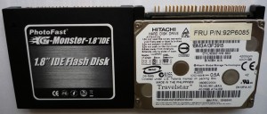 PhotoFast 64G 和 HITACHI 40G的合影（正面）